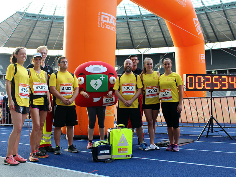 Läuferteam an der Ziellinie im Berliner Olympiastadion.