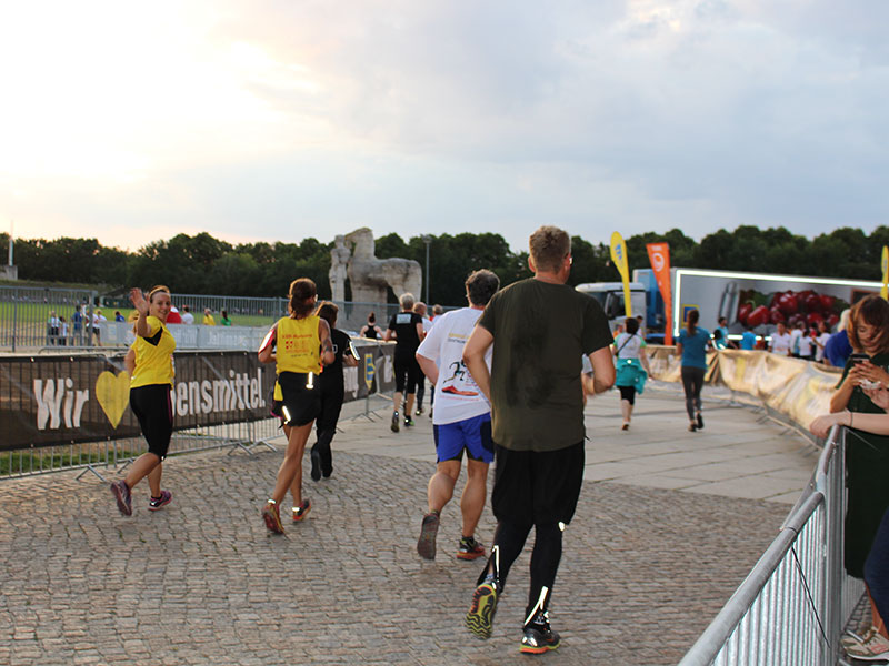 ASB-Runner winken auf der Strecke.