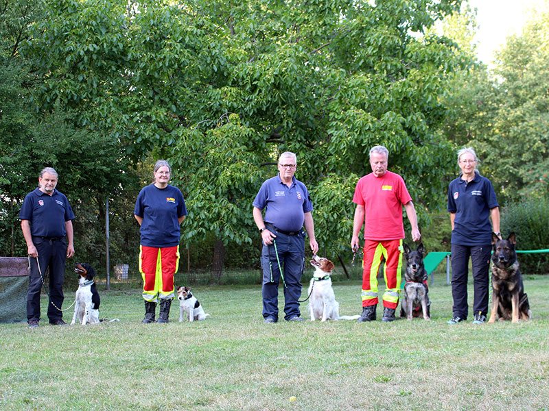 Hunde mit Hundeführern von ASB und KHD-Wien.