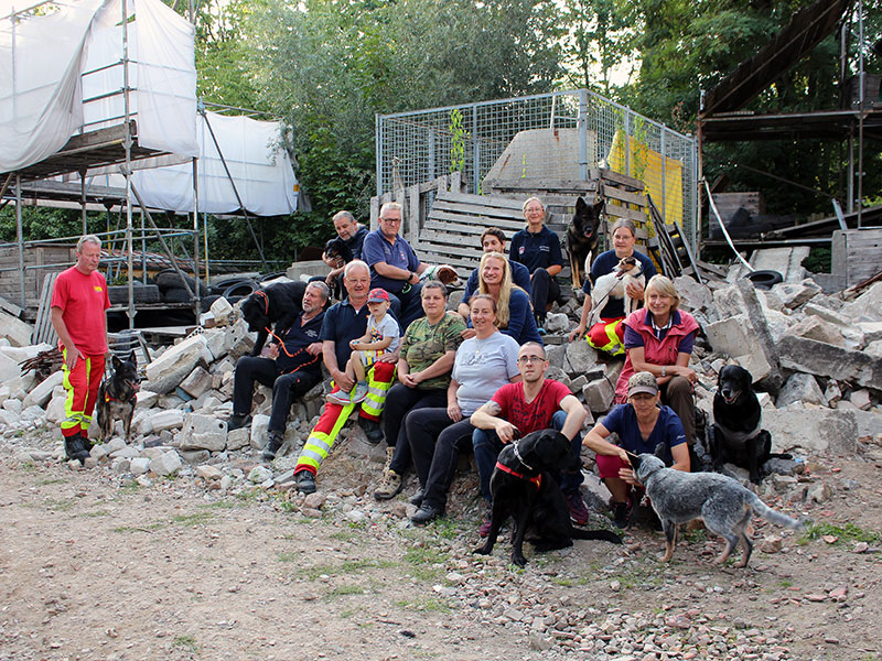 Gruppenfoto der Rettungshundestaffel des KHD-Wien und die 1. Rettungshundestaffel des ASB Berlin.