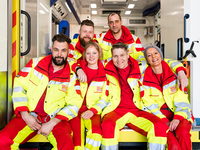 Teamfoto im Rettungswagen.