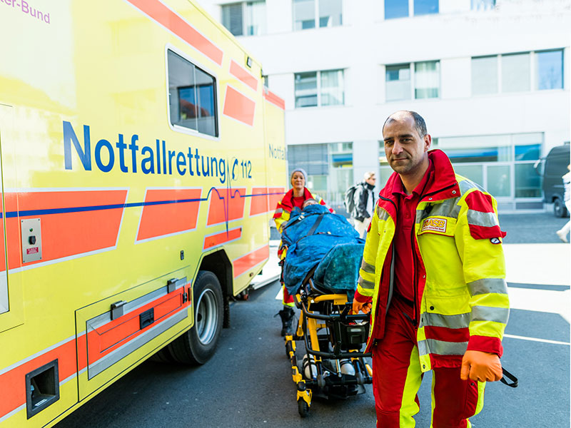 Notfallsanitäter transportieren Intensivpatienten ins Krankenhaus. (gestellte Situation)