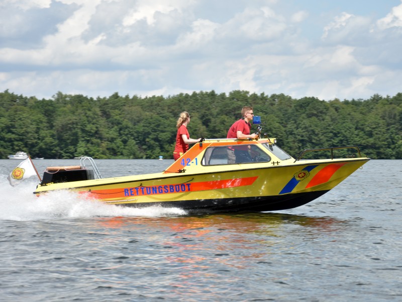 Ein Rettungsboot fährt in schneller Fahrt über den Krossinsee.